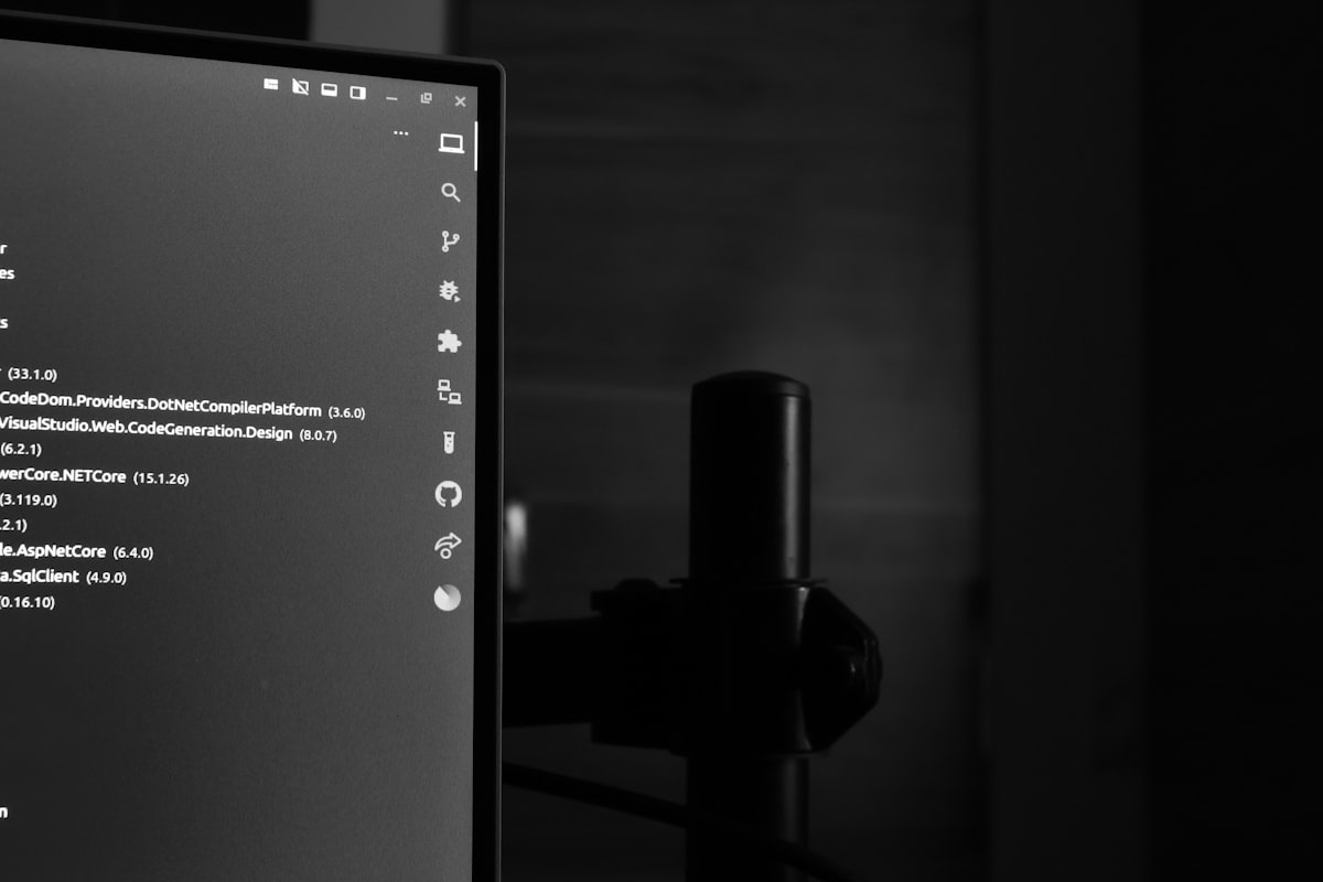 Monitor con entorno de desarrollo en una oficina